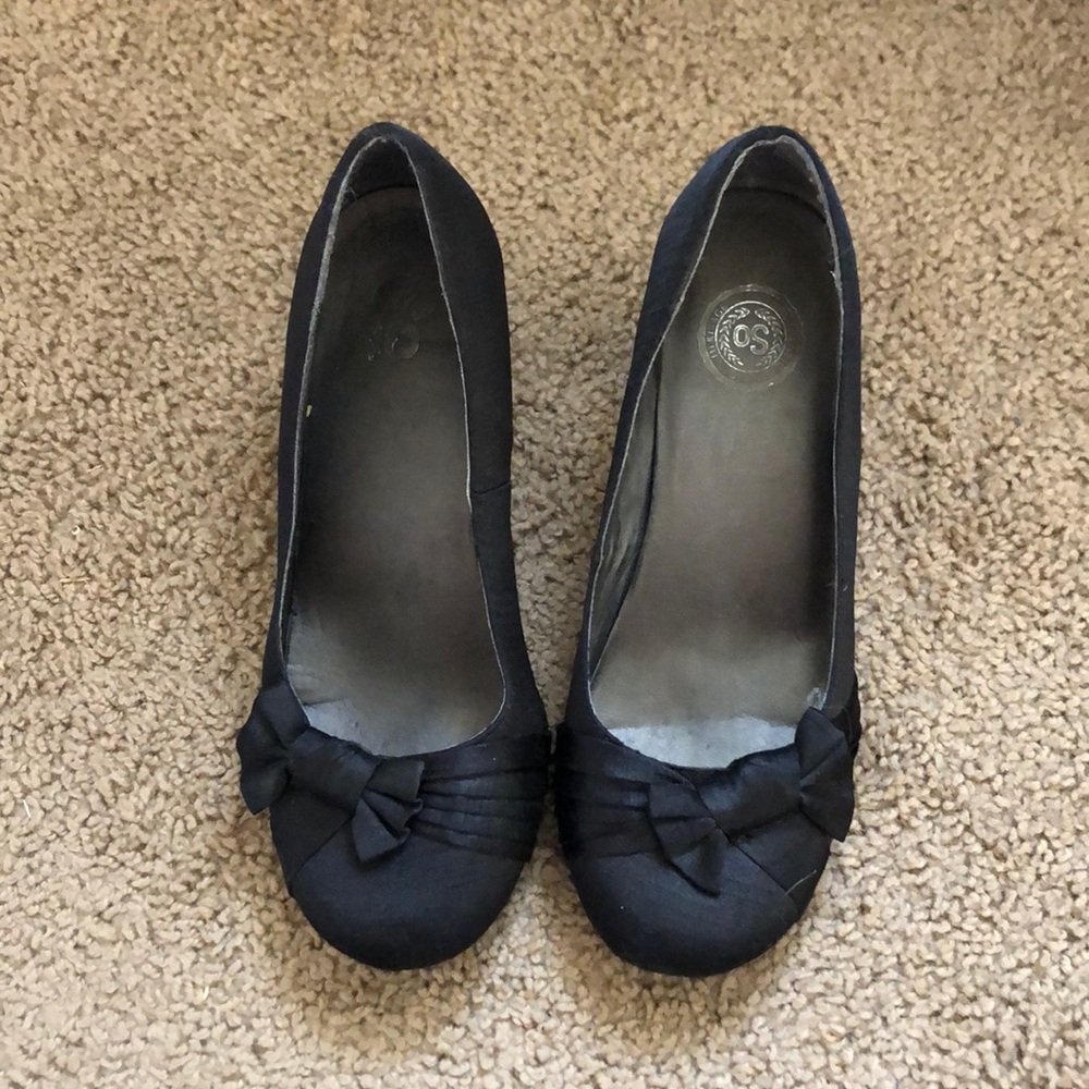 2” black SO heels with bow embellishment